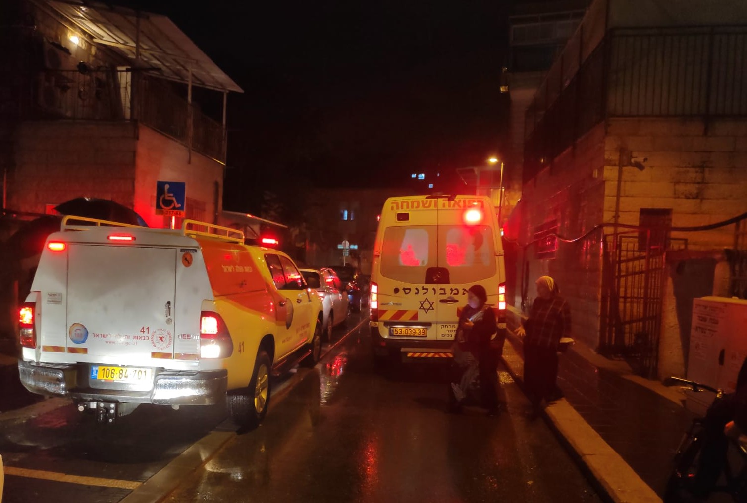 הדירה הוצפה בגשם והמתנדבים פינו למקום מבטחים רפואה ושמחה אמבולנס
