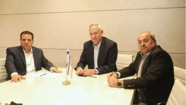 נתניהו לגנץ: "ממשלה עם הערבים – יריקה בפרצופם של הלוחמים" גנץ בפגישה עם עודה וטיבי