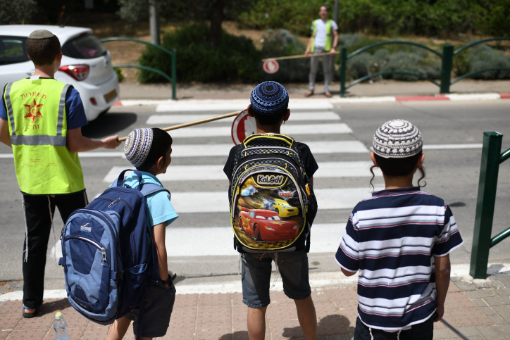 בהמלצת פיקוד העורף: ברביעי יתאפשר קיום יום לימודים במבני קבע Schhol children are leaving school in the Jewiah settlement of Beit El