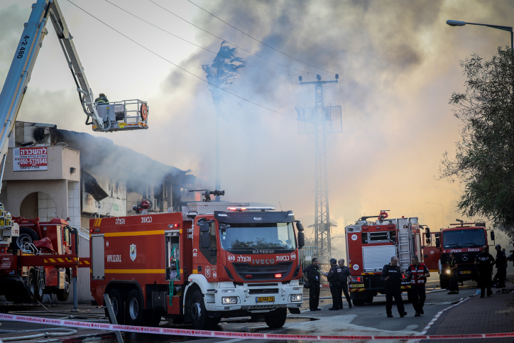 שר הביטחון הכריז על מצב מיוחד ביישובים הנמצאים במרחק 80 ק"מ פגיעת טיל במפעל בשדרות