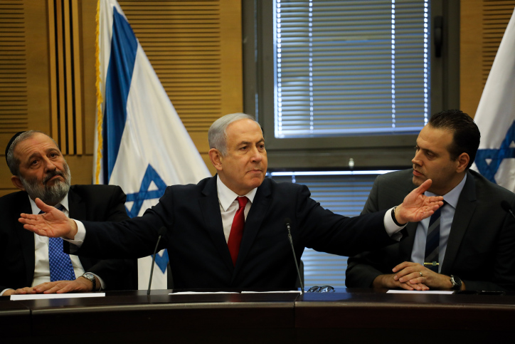 דת ומדינה? נתניהו: "לפיד מוכן ללבוש שטריימל ולהניח תפילין פעמיים" נתניהו בישיבת חירום של בלוק ה-55 בכנסת היום
