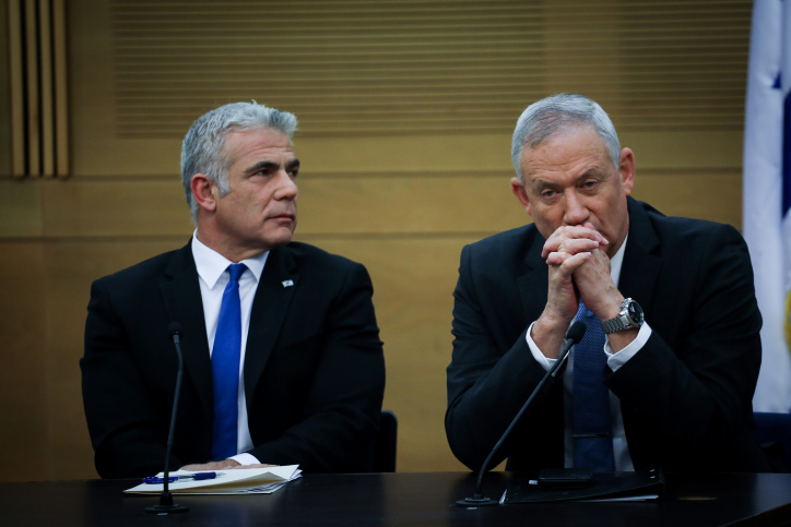לפיד תקף את נתניהו: "מה שהוא אמר על הערבים זו גזענות בלתי נסלחת" גנץ ןלפיד בישיבת סיעה היום בכנסת