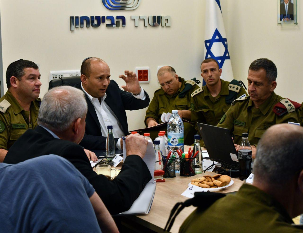 בנט קיים התייעצות עם ראשי מערכת הביטחון; מחר לא יתקיימו לימודים בנט בהתייעצות עם ראשי מערכת הביטחון