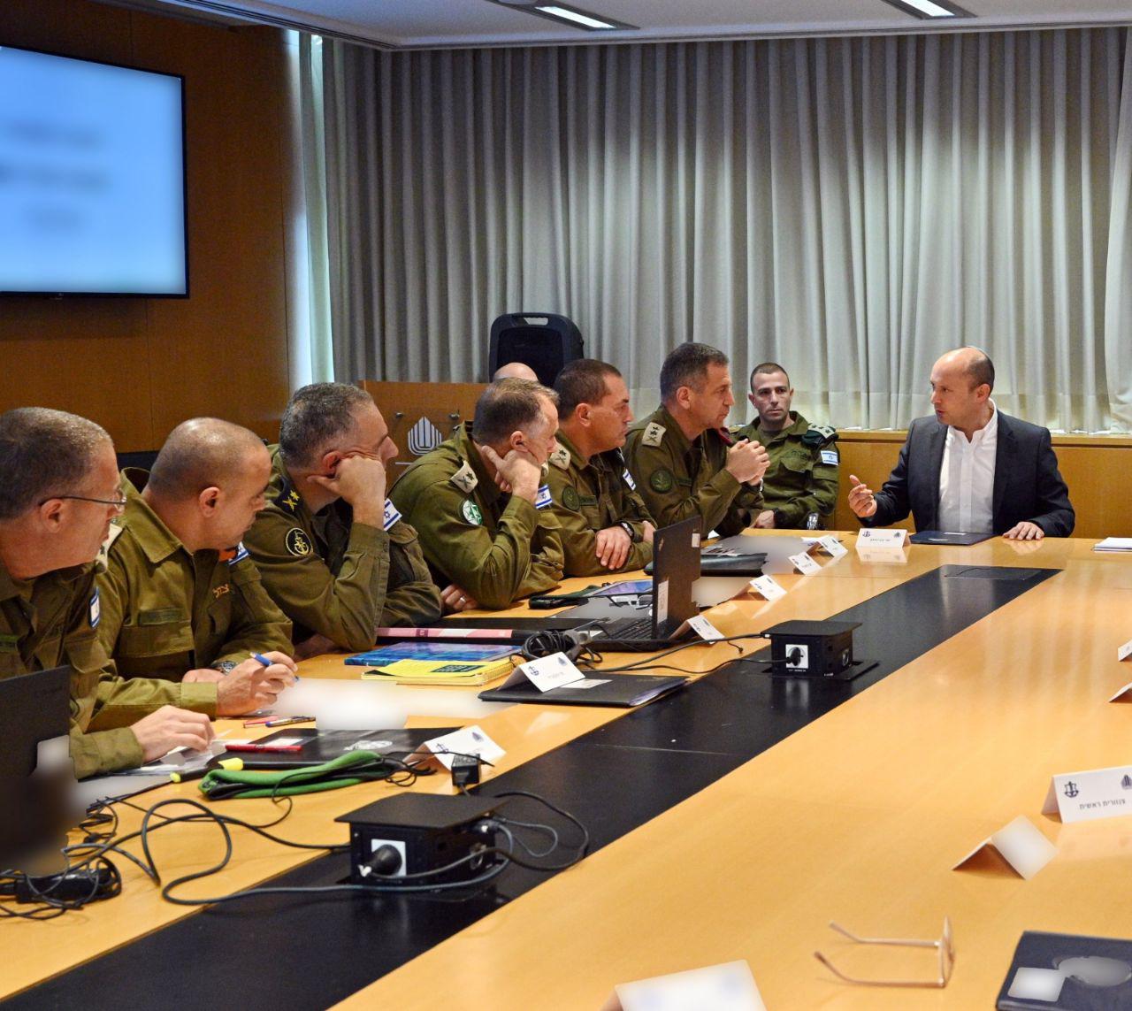 שר הביטחון קיים דיון הערכת מצב בקריה; צה"ל: הוסרו כל המגבלות שר הביטחון בדיון