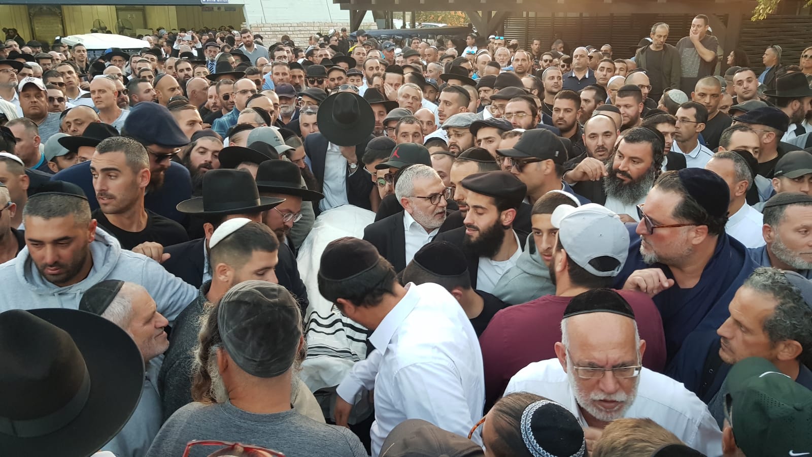 בנו של הנפטר פרץ בבכי: "אבא מי ידליק איתי נרות חנוכה?" 13