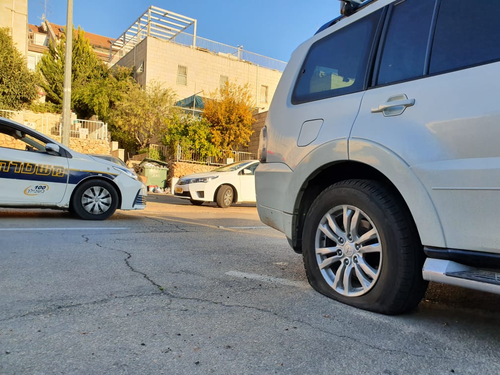 תעלומה ברמות: מי ניקב את צמיגי הגלגלים של 12 מכוניות? הגלגלים המפונצ'רים הבוקר