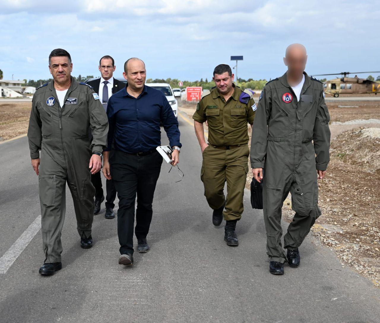 שר הביטחון במסר לאיראן: "לא נקבל שכנים חדשים על גבולות ישראל" שר הביטחון בביקור בבסיס חיל האוויר