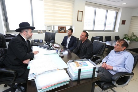 מנכ"ל משותף בחברת 'אלדן', מר מומי דהן, מנהל אזור ירושלים, מר אבי חדד, ומנהל סניף קינג דויד, מר דויד שוראקי, במעמד מכירת חמץ אצל הרה"ר הגאון רבי דוד לאו שליט"א